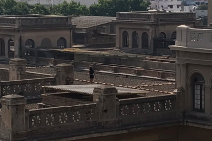 Fotograma extret del vídeo, on es veu una adolescent caminant per la teulada de l'edifici.