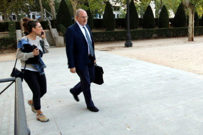 El responsable de finanzas del PDeCAT, Jordi Oliveras, llegando a la Audiencia Nacional.