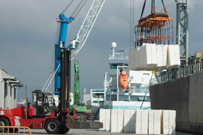 Actualmente, el Port de Tarragona mueve unas 600.000 toneladas (2018) de pasta de papel y derivados.