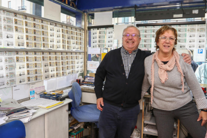Pere Sans i la seva esposa Toñi gestionen l'administració número 1 de Tarragona, localitzada a la Rambla Nova.