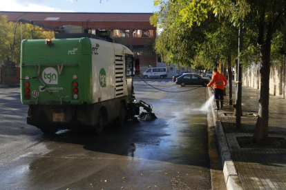Uno de los vehículos encargados del servicio de limpieza de la ciudad de Tarragona de la empresa FCC.