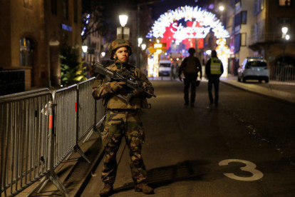 Un policía vigila una calle cerca del mercado de Navidad después del tiroteo en Estrasburgo.