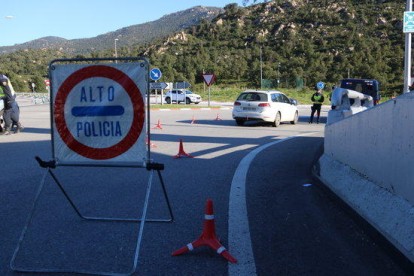 Efectivos de la policía española durante un control en la AP-7 en la Jonquera.