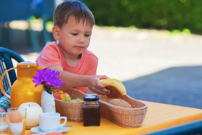 Un niño desayunando de manera saludable.
