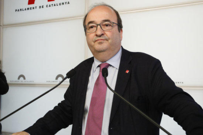 El presidente del grupo del PSC-Units, Miquel Iceta, atiende la prensa en los atriles del Parlamen.