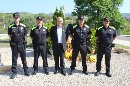 L'alcalde de Creixell, Jordi Llopar, junt al cap de la Policia Local i altres agents.