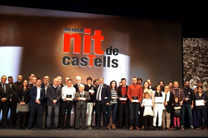 Els premiats i les autoritats de la 13a Nit de Castells celebrada a Valls.