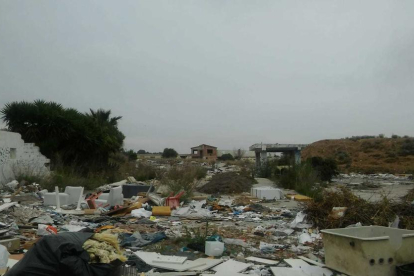 Imagen de los desechos que hay en la planta de la antigua Cobapsa.