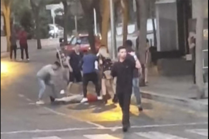 Imatge del moment de l'agressió a un jove al carrer Montblanc de Salou.