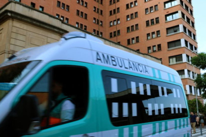 Una ambulancia en marcha pasa por delante de la entrada principal del Hospital de la Vall d'Hebron de Barcelona.