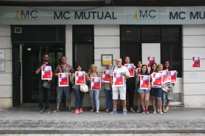 Representantes de la CGT delante la sede de MC Mutual en Tarragona durante la protesta por el atraso de la concesión de la prestación de embarazo de riesgo a las trabajadoras del ICS.