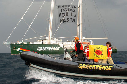 El Rainbow Warrior de Greenpeace.