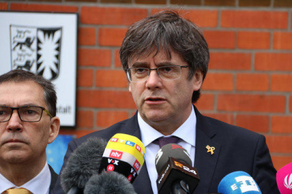 El expresidente Carles Puigdemont durante la atención a los medios después de entrar en la prisión de Neumünster cuando se cumple un año de su detención.