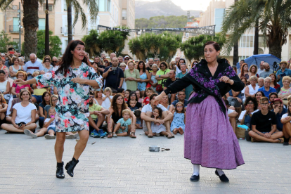 Plano general de las bailarinas Carme Balagué y Sònia Gómez durante el espectáculo 'A vore'.