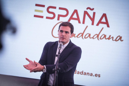 El presidente de Cs, Albert Rivera, interviniendo en una carpa de 'España Ciudadana' en Madrid.