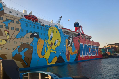 Vista parcial del vaixell Moby Dada atracat al Port de Barcelona.