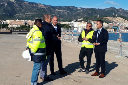 El gerent de Ports, Joan Pére Gómez, i l'alcalde de Sant Carles, Josep Caparrós, durant la visita d'obres al moll comercial del port.