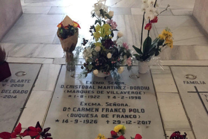La tumba de Carmen Polo, esposa de Franco, en la cripta de Almudena.