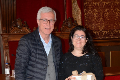 El alcalde de Tarragona, Josep Fèlix Ballesteros, y la ganadora del primer premio, Eva Gutiérrez.