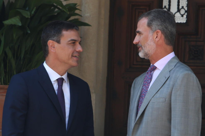 El presidente del gobierno español, Pedro Sánchez, con el rey Felipe VI, en el Palau de Marivent, en Palma, el pasado agosto