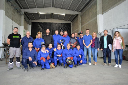 Participants en el curs de soldador que es coordina a l'Arboç.