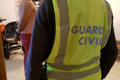 La Guardia Civil detuvo a tres personas como responsables de las dos plantaciones.