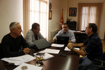 L'alcalde de Móra d'Ebre, Joan Piñol, reunit amb regidors del govern al seu despatx de l'Ajuntament.