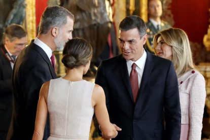 El president espanyol saludant la reina d'Espanya, poc abans de cometre l'errada protocol·lària.