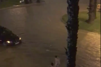 Imagen de un vídeo difundido a Twitter de calles inundadas en Salou.