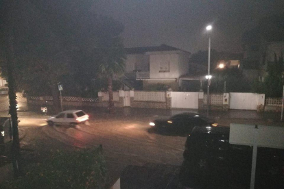 Carrers inundats a Coma-ruga per l'intens episodi de pluges.