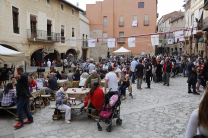La plaça Nova concentra bona part de l'oferta gastronòmica durant la fira dels Bandolers.
