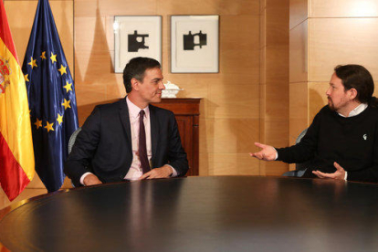 El secretari general del PSOE, Pedro Sánchez, i el líder de Podem, Pablo Iglesias, asseguts a la taula reunits al Congrés dels Diputats.