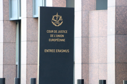 Plano corto del cartel del Tribunal de Justicia de la UE (TJUE) en Luxemburgo.