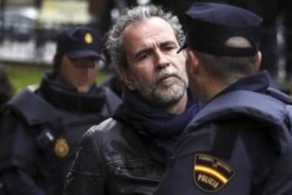 Imatge d'arxiu de l'actor Willy Toledo davant un agent de la Policía Nacional.