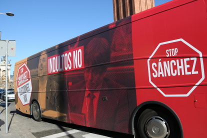 L'autobús de Cs amb el lema 'Indults no' i 'Stop Sánchez, eleccions ja' i imatges de Carles Puigdemont i Oriol Junqueras.