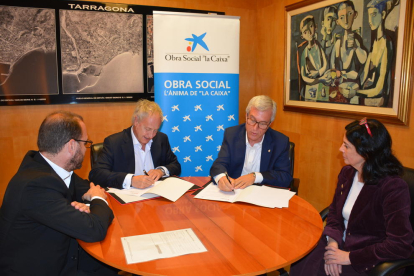 Imagen durante la firma del convenio entre el Ayuntamiento y la Obra Social 'la Caixa'.
