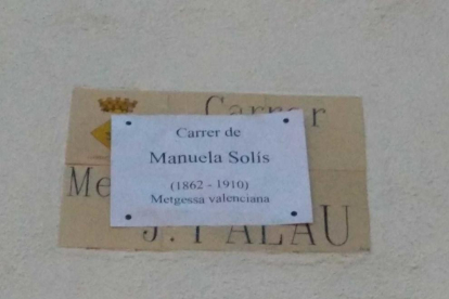 A sobre de l'indicatiu del carrer del Metge J. Palau s'hi ha posat el cartell «carrer de Manuela Solís».
