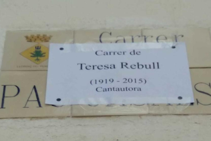 A sobre de l'indicatiu del carrer Pau Casals s'hi ha posat el cartell «carrer de Teresa Rebull».
