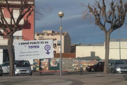 Pancarta penjada a la Rambla de Llorenç per reivindicar que «l'espai públic és de totes».
