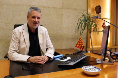 L'alcalde de Tarragona, Pau Ricomà, assegut a la seva cadira del despatx d'alcaldia.