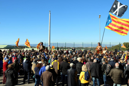 Una cantada multitudinària davant la presó de Mas d'Enric, al Catllar, amb uns 2.000 cantaires de l'Orfeó Català i també de la Conca de Barberà i el Priorat.
