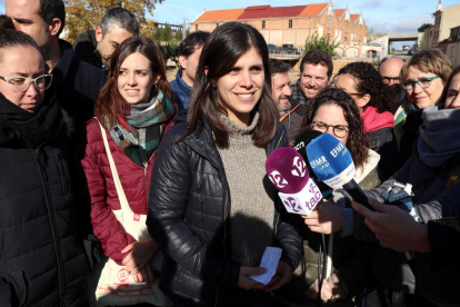La secretària general adjunta d'ERC, Marta Vilalta, amb representants del grup parlamentari atenent els mitjans a la zona zero de les riuades a l'Espluga de Francolí.