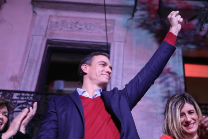 Pedro Sánchez, líder del PSOE, levanta el puño en señal de victoria después de las elecciones estatales el 10 de noviembre.