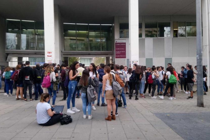 Estudiantes, concentrados delante del Campus Catalunya de la URV