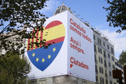 Pancarta de Cs amb el lema 'Catalunya som tots. Avui i sempre'.
