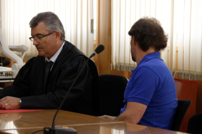 El hombre juzgado por una violación ocurrida en el 2003 en Tarragona, de espaldas en la Audiencia, al lado de su abogado.