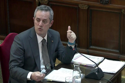 L'exconseller d'Interior Joaquim Forn responent les preguntes del fiscal en el judici de l'1-O.