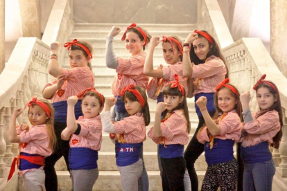 Les nenes dels Xiquets de Tarragona emulant el cartell 'We can do it!'.