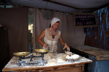 Una de les parades de pa del mercat d'artesania de la 16a Fira de Bandolers d'Alcover.