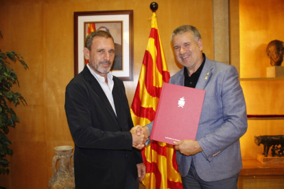 L'alcalde de Tarragona, Pau Ricomà, i el president de la Fundació Privada Mútua Catalana, Pere Jornet en la signatura del conveni.